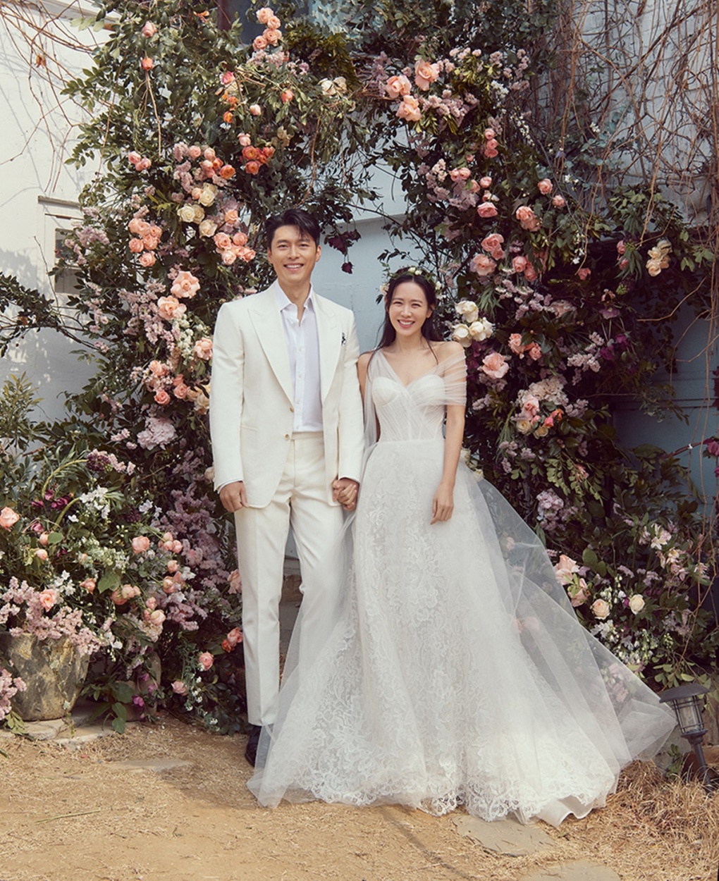 Son Ye Jin được người hâm mộ nhận xét là không khác “tiên nữ” là bao trong bộ váy cưới trắng với background hoa tươi điểm nhẹ phía sau