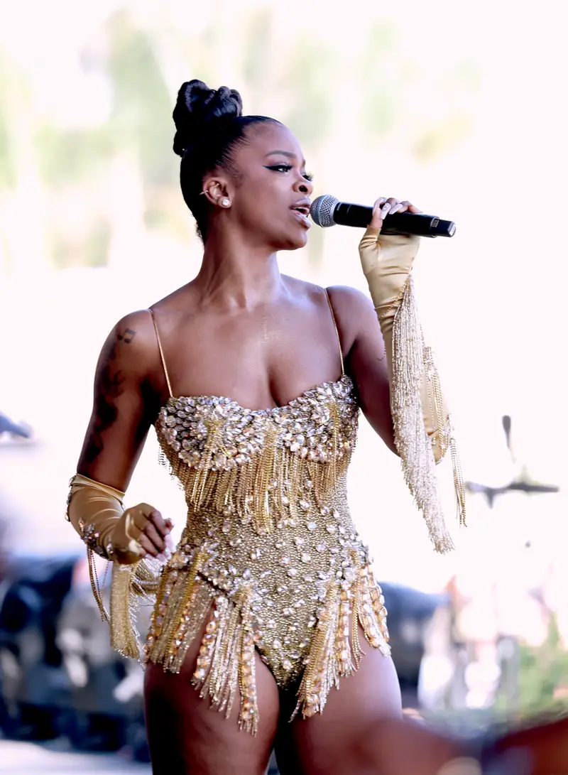 Nữ ca sĩ R&B người Mỹ Ari Lennox nổi bần bật trong bộ trang phục đính đá lấp lánh tại Coachella