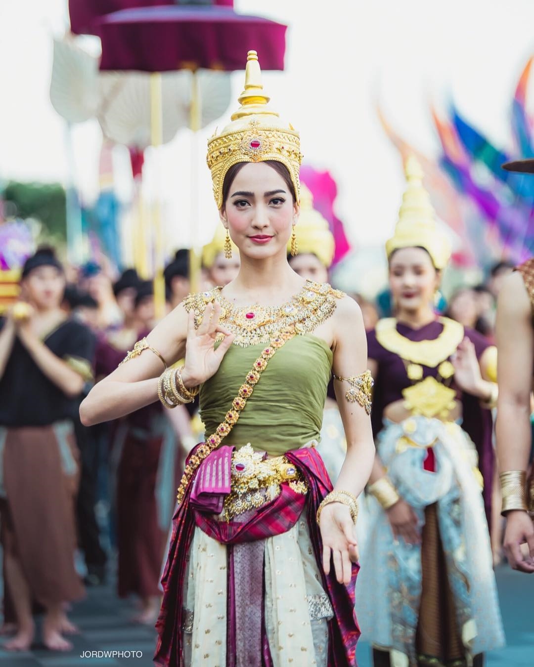 Songkran 2019 còn có sự tham gia của các nữ thần đình đám T-biz như  Taew Natapohn