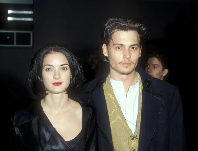 Sau khi hợp tác trong Edward Scissorhands, Johnny Depp chính thức nên duyên với Wiona khi đó mới 19 tuổi
