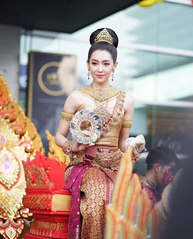 Songkran 2019 còn có sự tham gia của các nữ thần đình đám T-biz như Bella Ranee