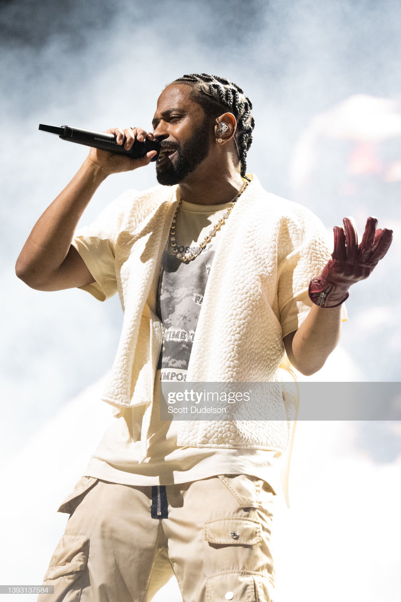 Rapper Big Sean cơ bản với áo phông trắng, quần baggy layer cùng áo ghi lê cùng màu tại Coachella