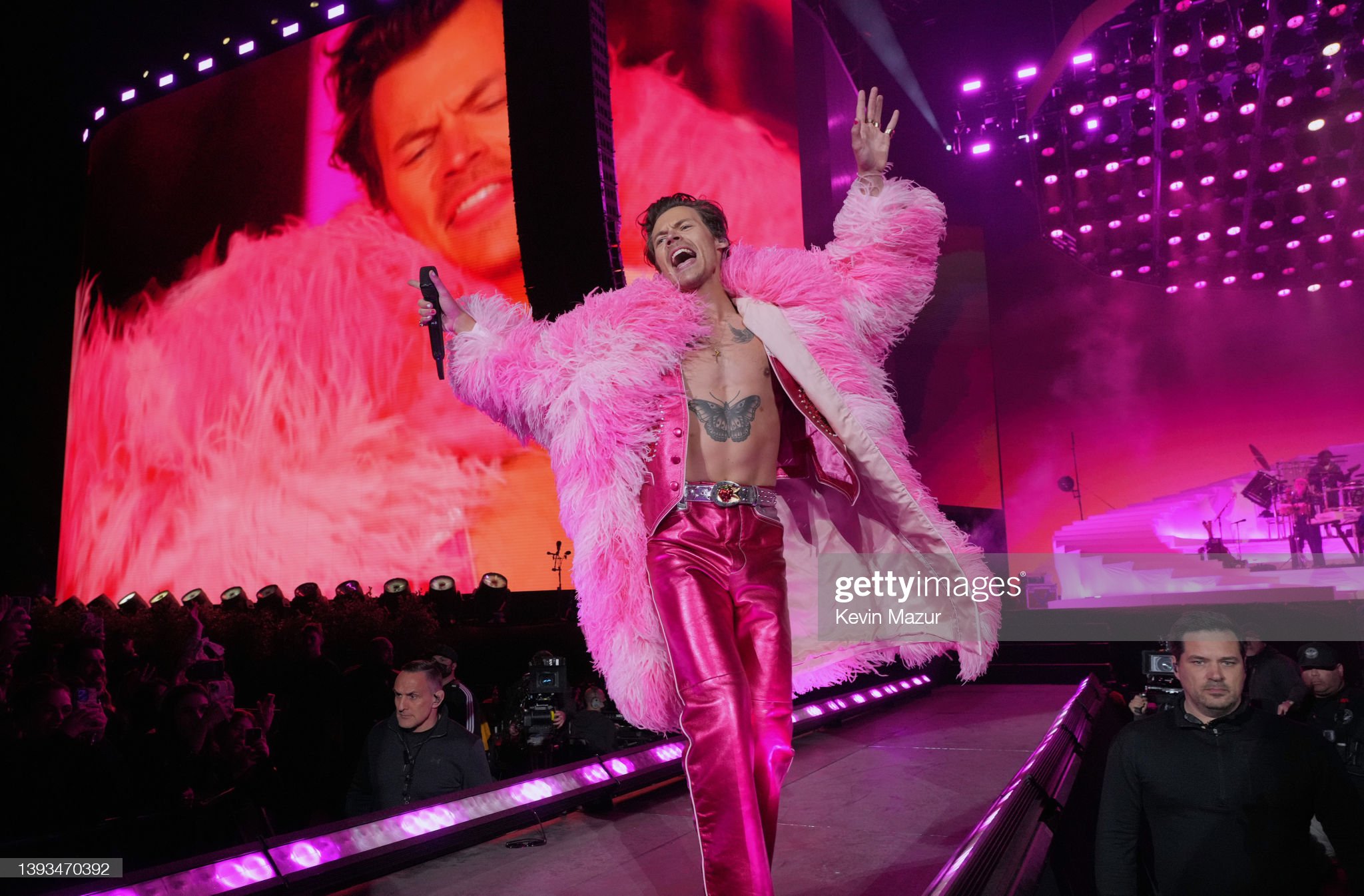 Phong cách Harry chia tay sequins, blazer, vest và áo khoác lông màu hồng nạm đá tại Coachella tuần 2 để biểu diễn các bản hit của One Direction