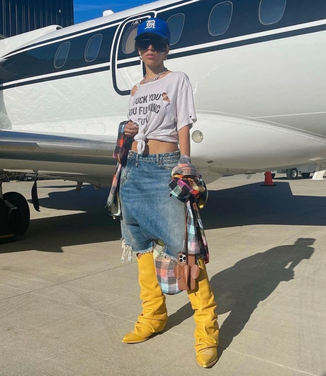 Nữ rapper đình đám Doja Cat check in tại sân bay trước giờ G