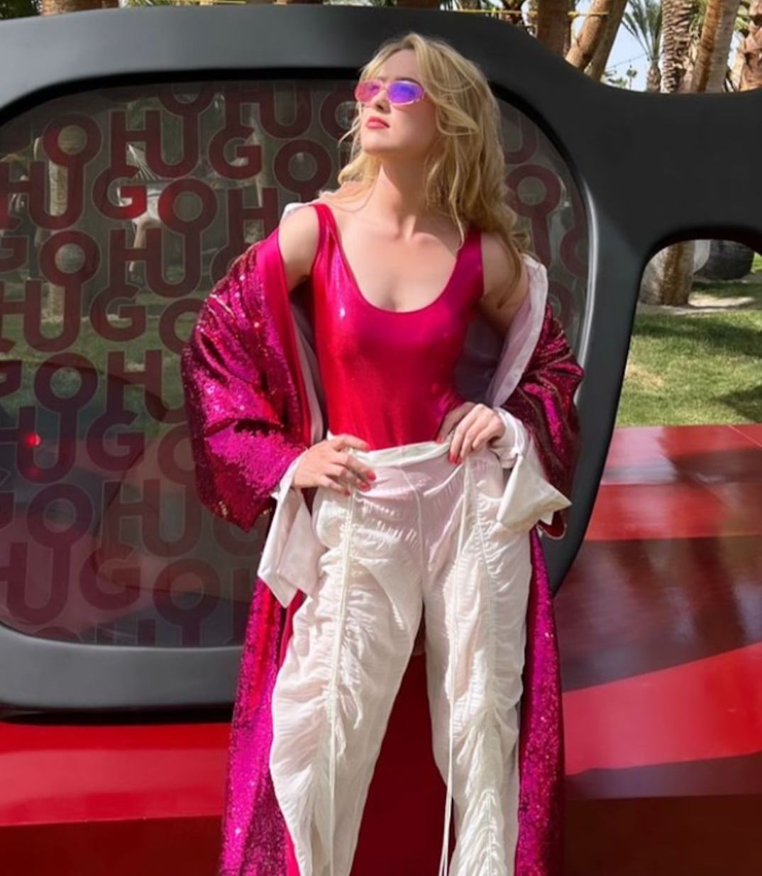 Katheryn Newton tỏa sáng Coachella 2022 trong outfit hồng cánh sen