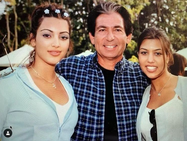 Kourtney Kim Kardashian chụp cùng cha và em gái Kim