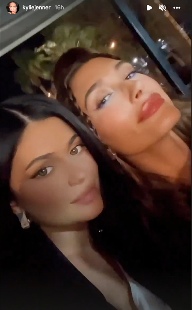 Kylie Jenner check in cùng cô bạn thân Hailey Bieber tại Coachella