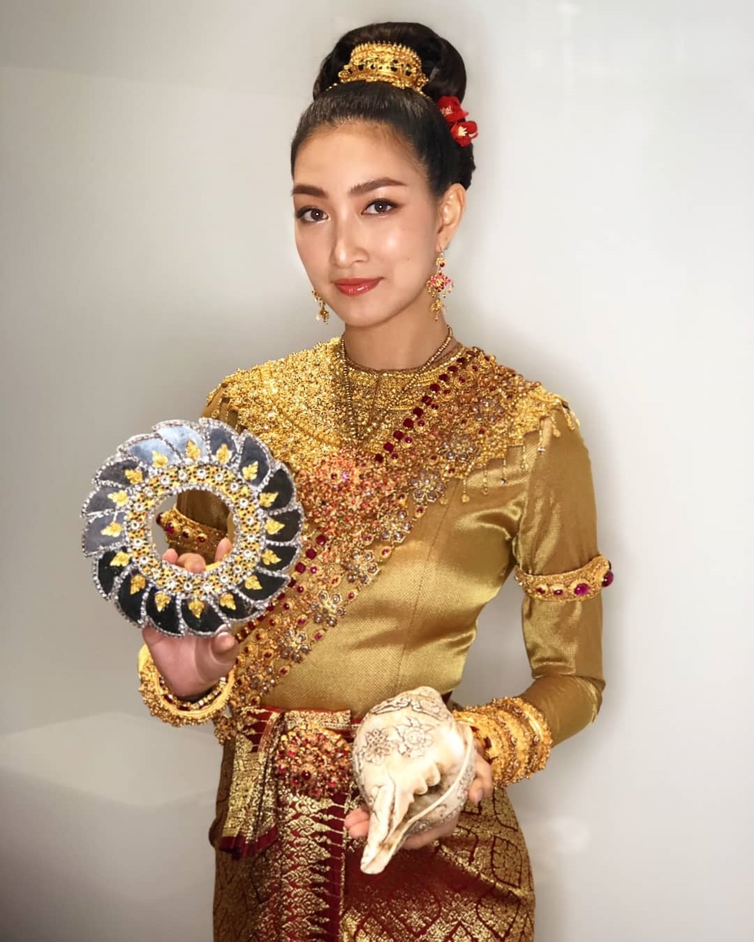 Songkran 2019 còn có sự tham gia của các nữ thần đình đám T-biz như Pancake Khemanit