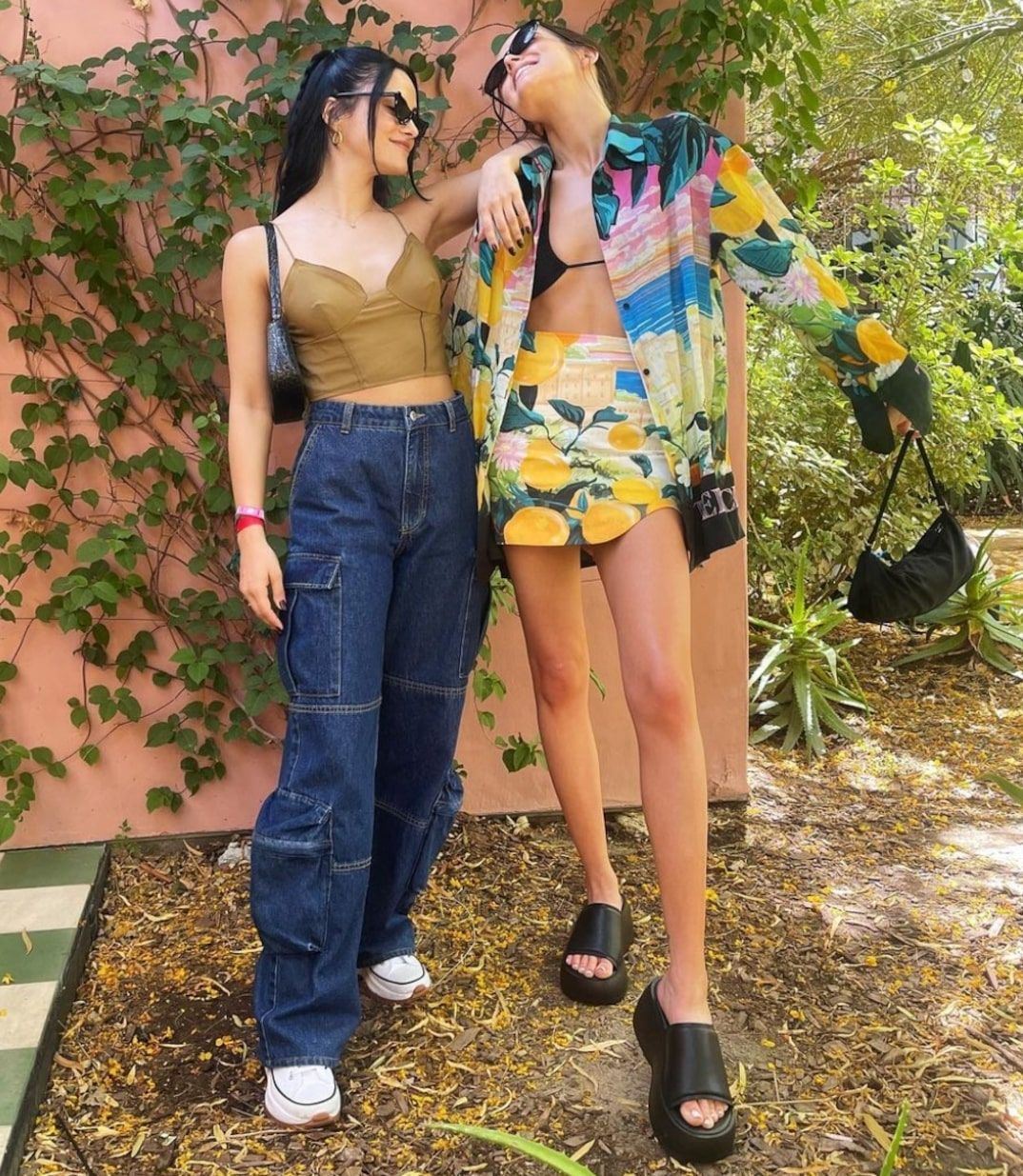 Camila Carraro Mendes và Zoey Deutch tại Coachella 2022