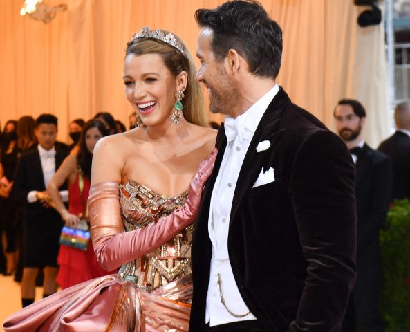 Cận cảnh chiếc váy “sáng nhất” tại Met Gala 2022 và màn “reaction” đầy kinh ngạc của Ryan Reynolds