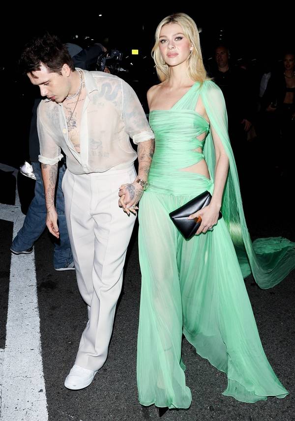 bà xã Brooklyn Beckham cũng ưa chuộng tone xanh tươi mát đậm chất hè trong Met Gala after-party