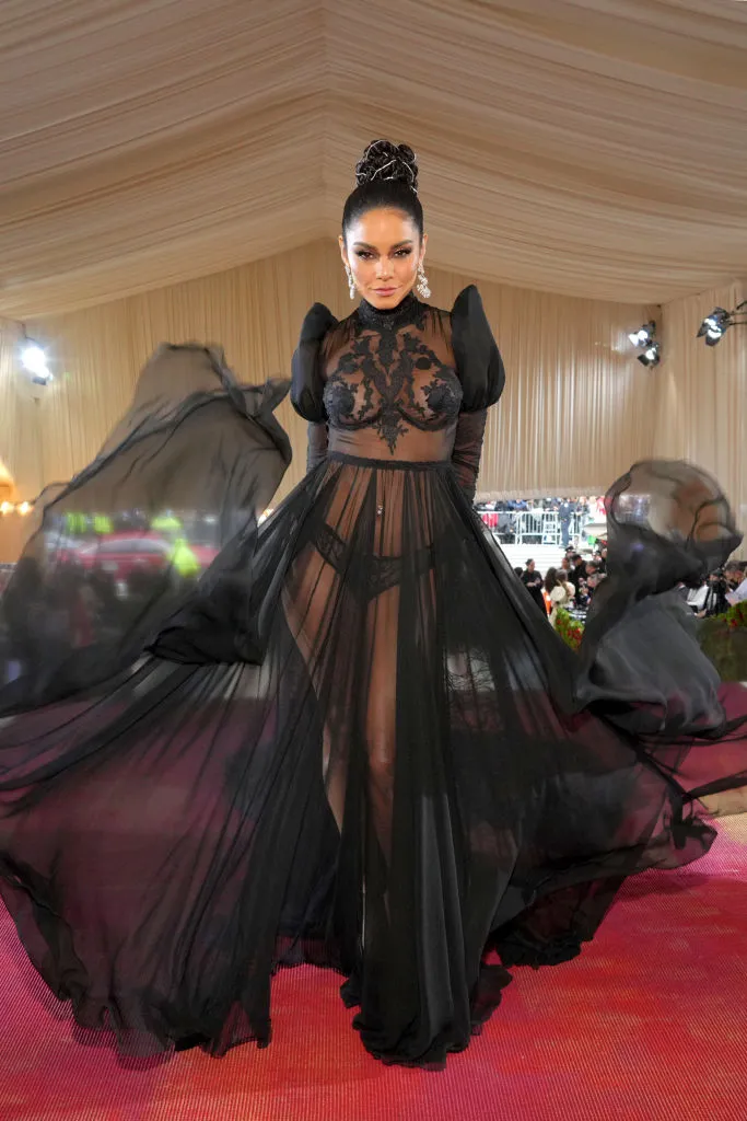 Vanessa Hudgens mặc một chiếc váy thêu màu đen hoàn mỹ của Moschino tại Met Gala năm nay