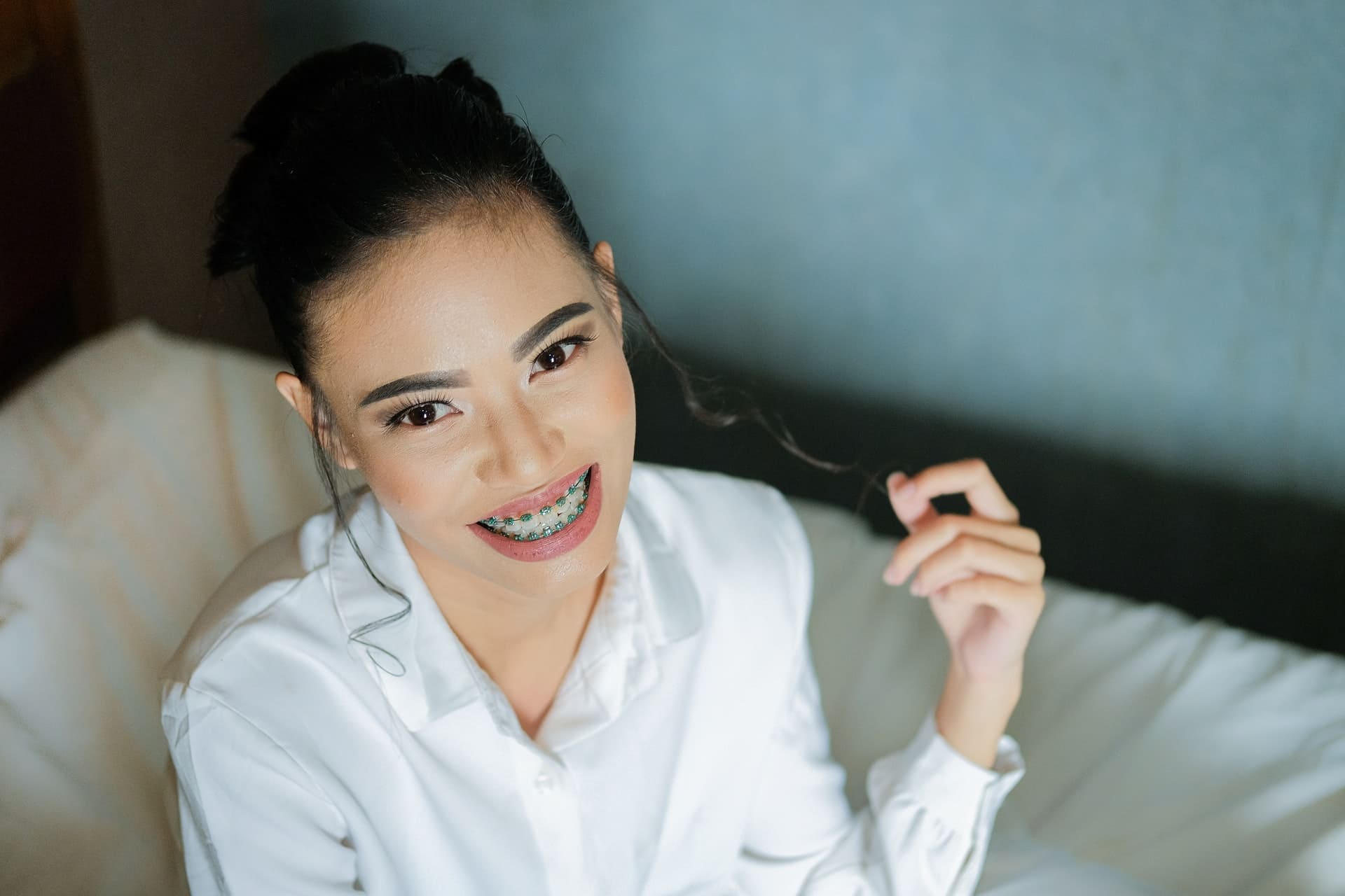 Kiểm tra răng, mắc cài và dây thun sau khi vệ sinh răng miệng