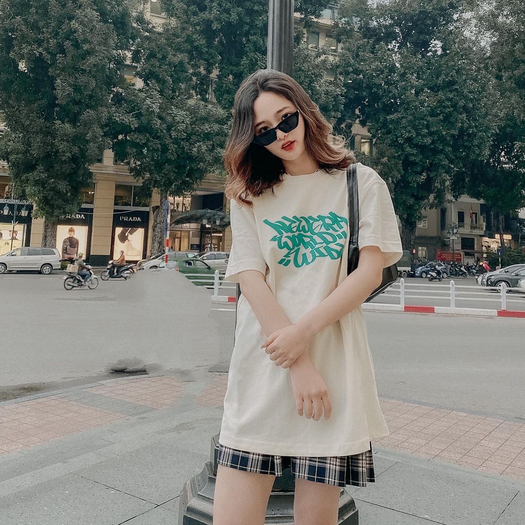 Outfit chân váy phối với áo phông cho ngày hè - đẹp365