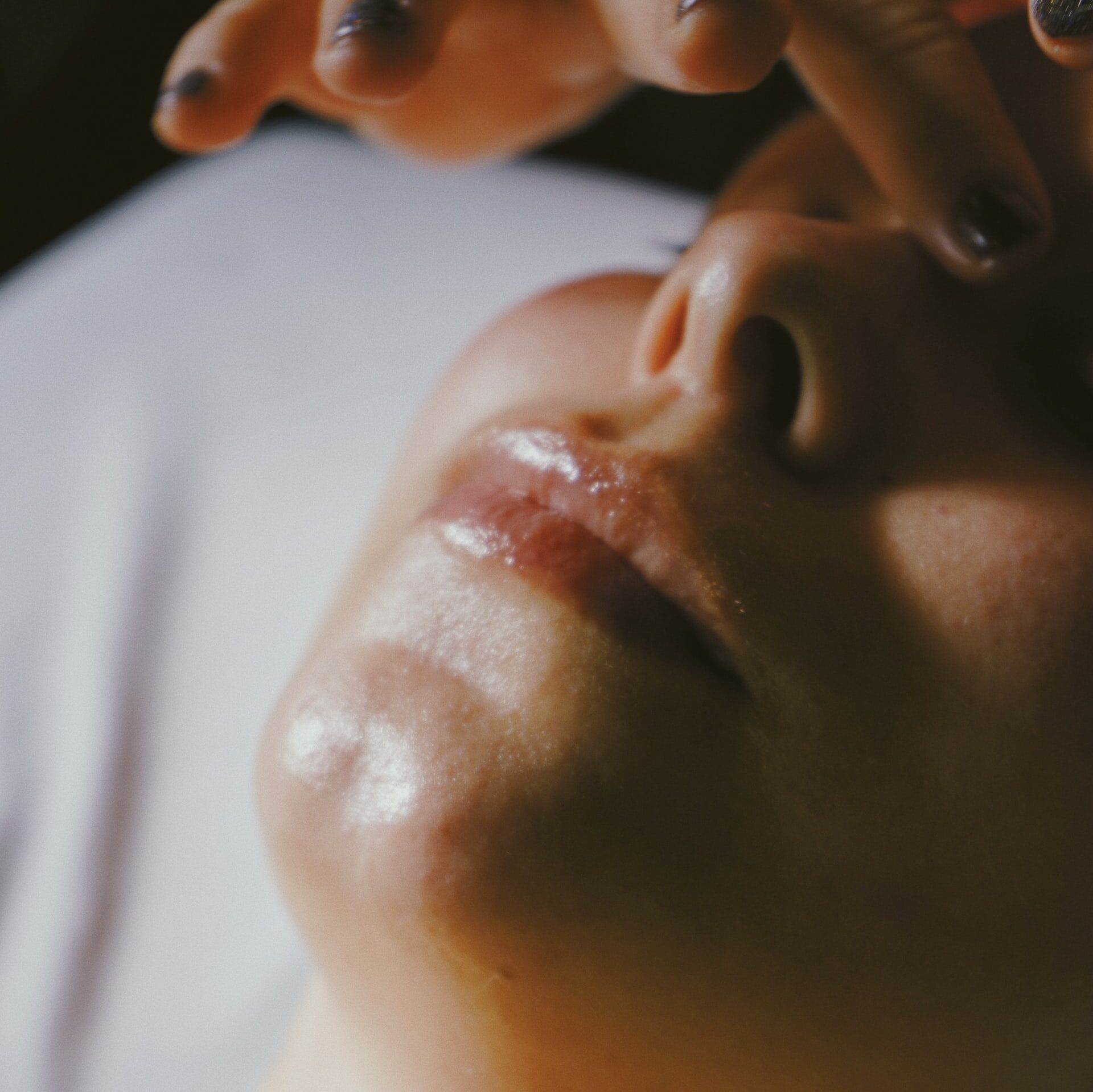 Thay vì các phương pháp truyền thống, dùng máy massage da mặt mang lại nhiều lợi ích cho làn da 