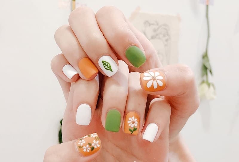 Vẽ móng tay nail hoa cúc của G Dragon  Học nails cho người mới bắt đầu  Vẽ  nails hoa cúc là trang trí thường gặp khi làm nails Tăng thêm