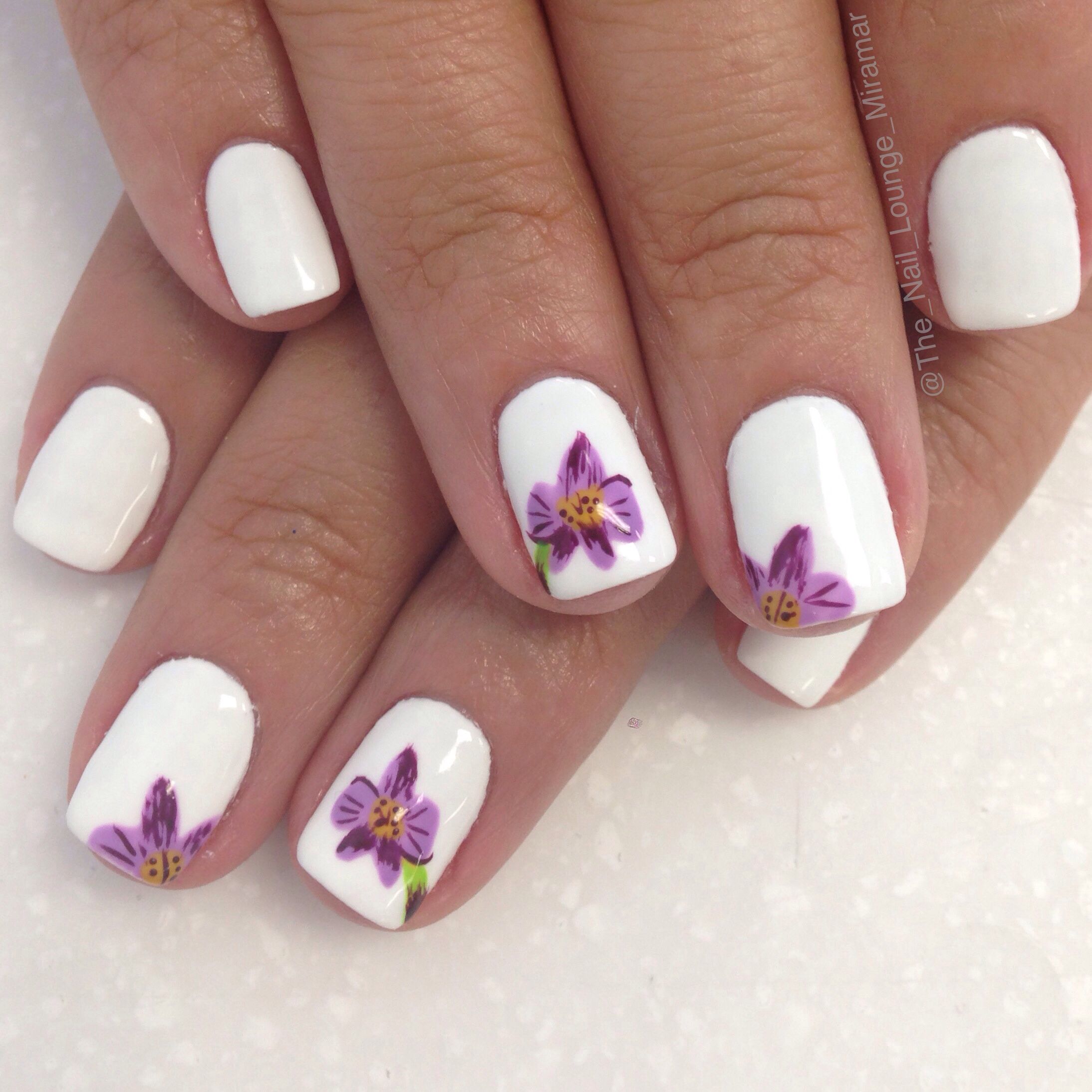 Mẫu nail vẽ hoa đơn giản với hoa lan