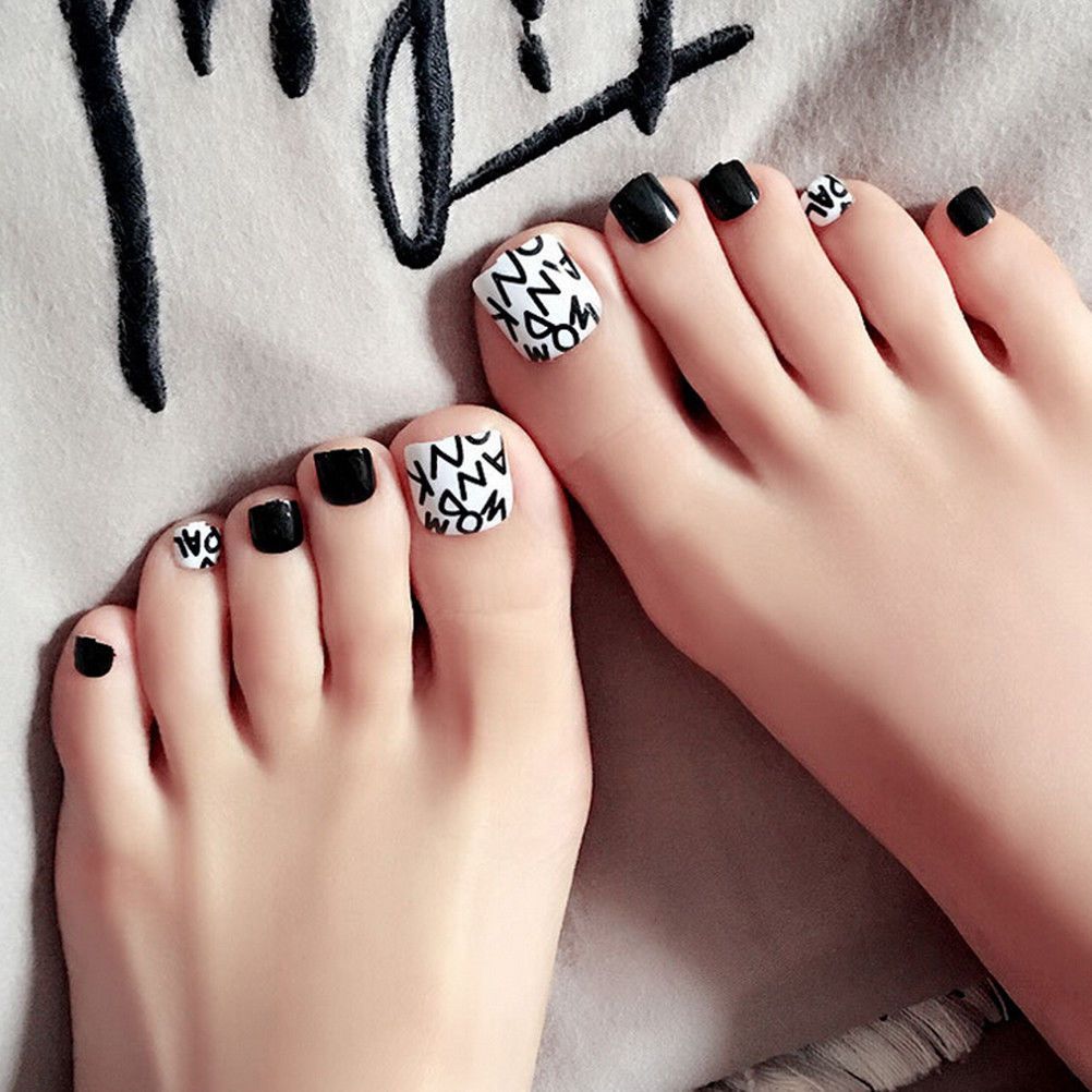 mẫu nail chân đơn giản màu đen - đẹp365