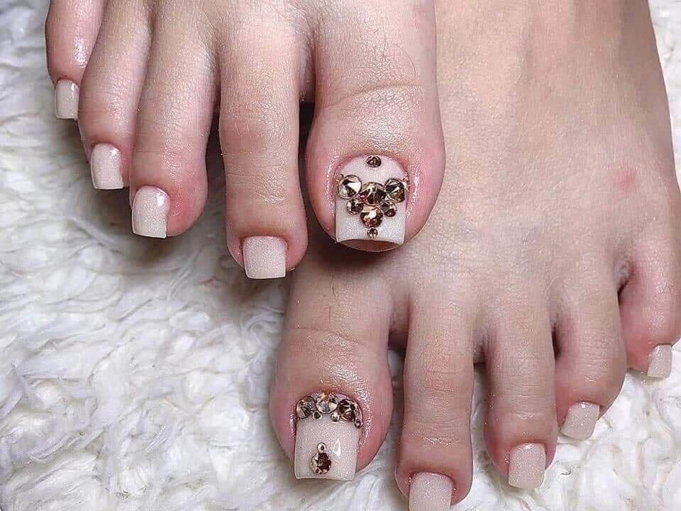 Top 30 mẫu nail chân đính đá sang trọng cho chị em
