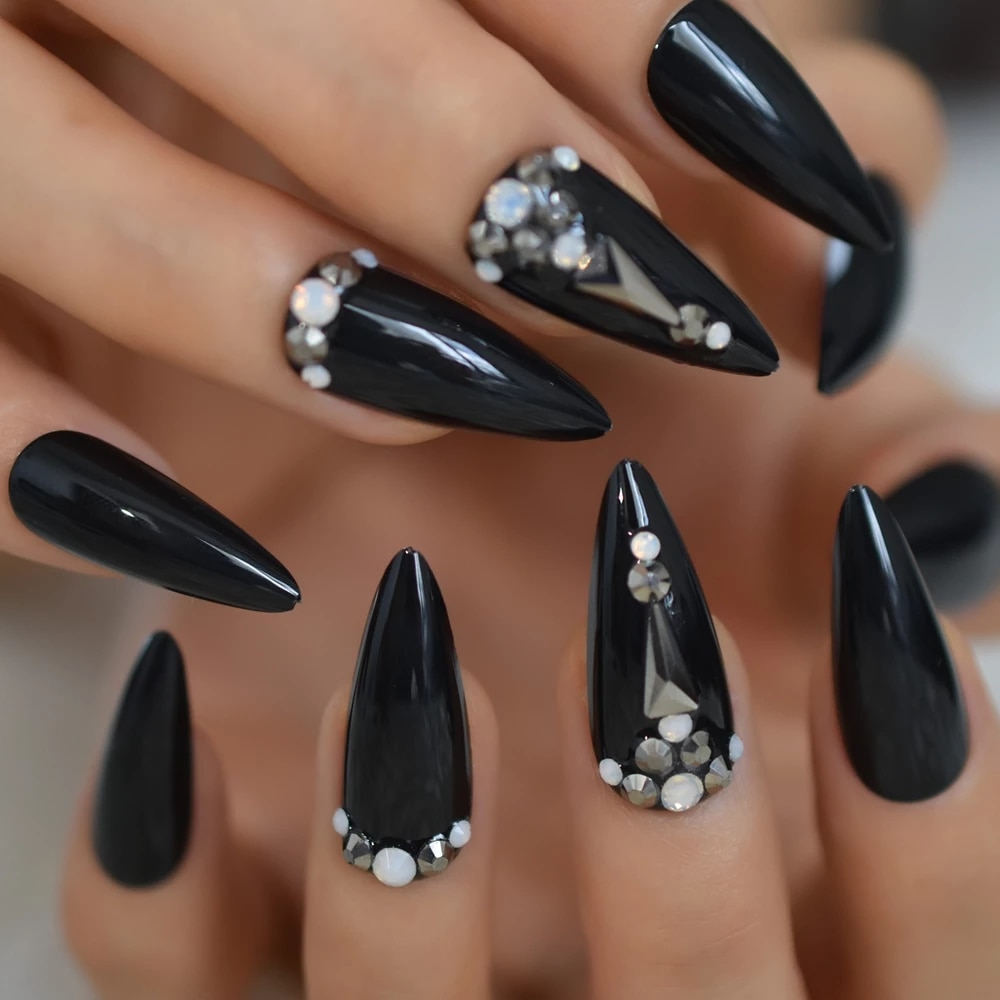 mẫu nail đen đính đá - đẹp365