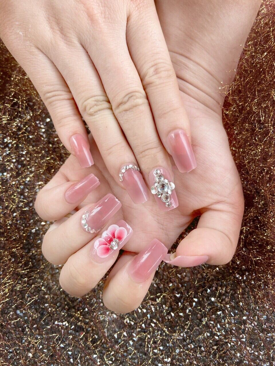 Kiểu nail màu hồng thạch đính đá - đẹp365