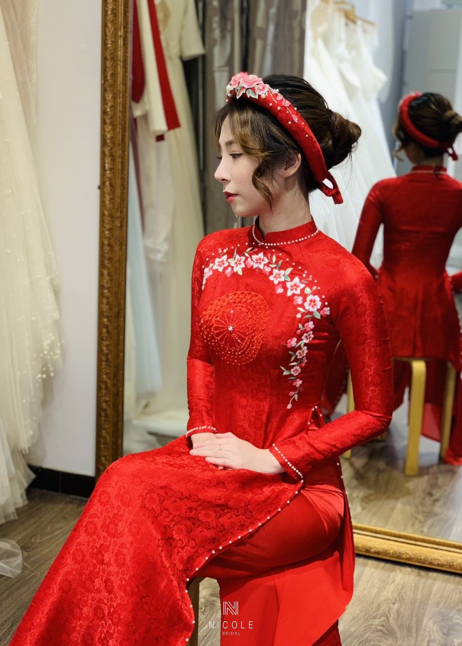 Mẫu áo dài cưới đỏ gấm đẹp