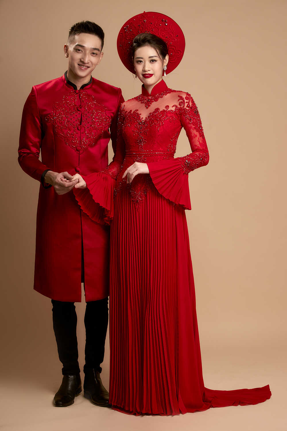 Áo dài cưới đỏ thể hiện sự thủy chung