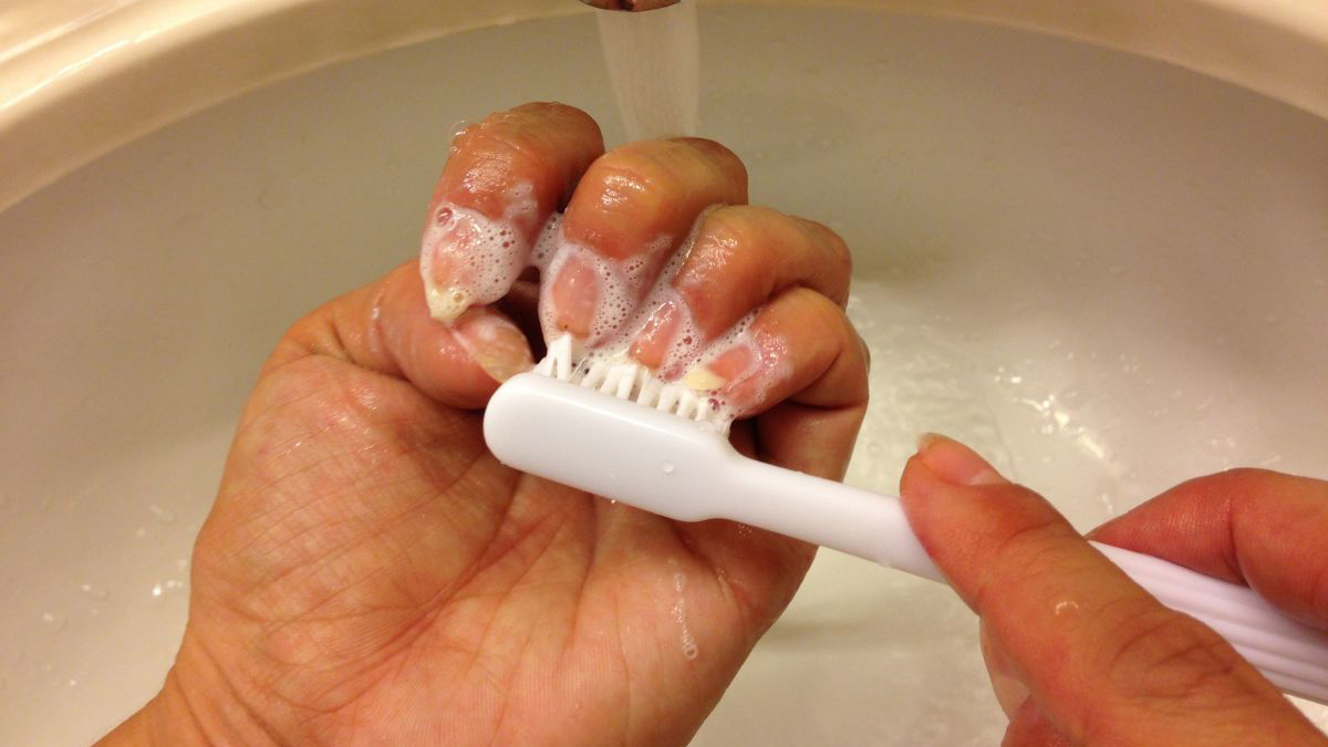 Cách làm trắng móng tay bằng kem đánh răng