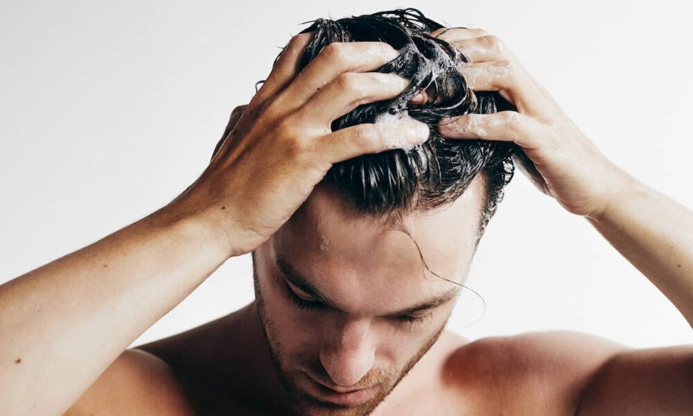 Mát xa da đầu khi tắm để dưỡng tóc nam