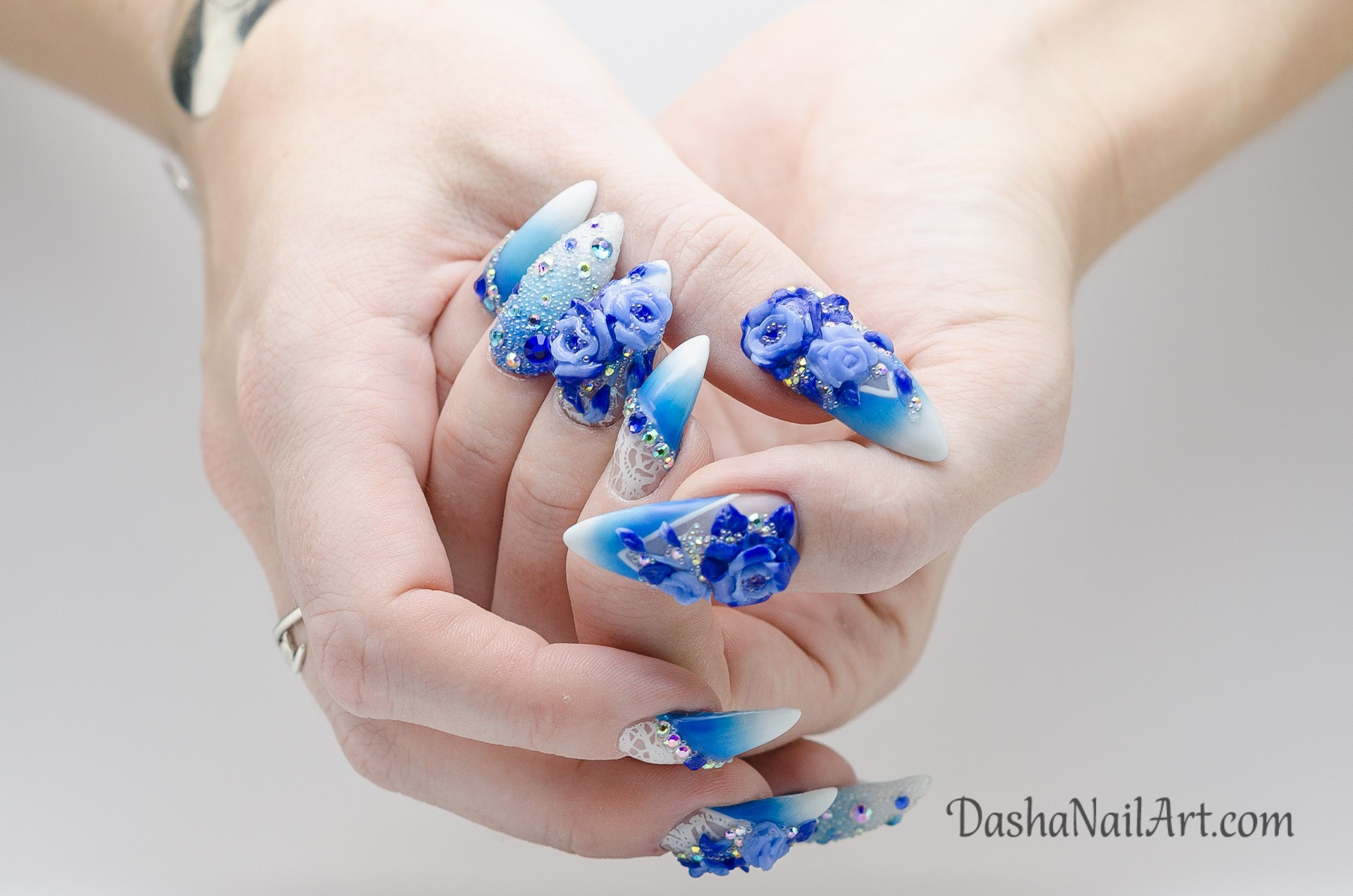 nail màu xanh dương nhạt đắp hoa