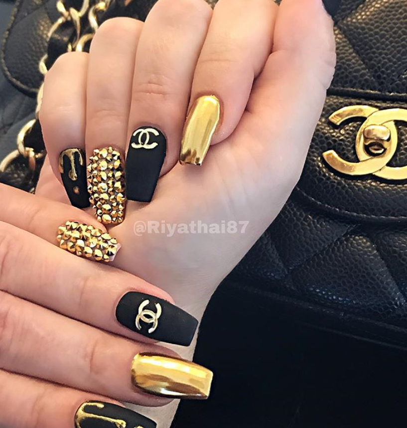 Mẫu nail tay Chanel nhũ vàng cực chất
