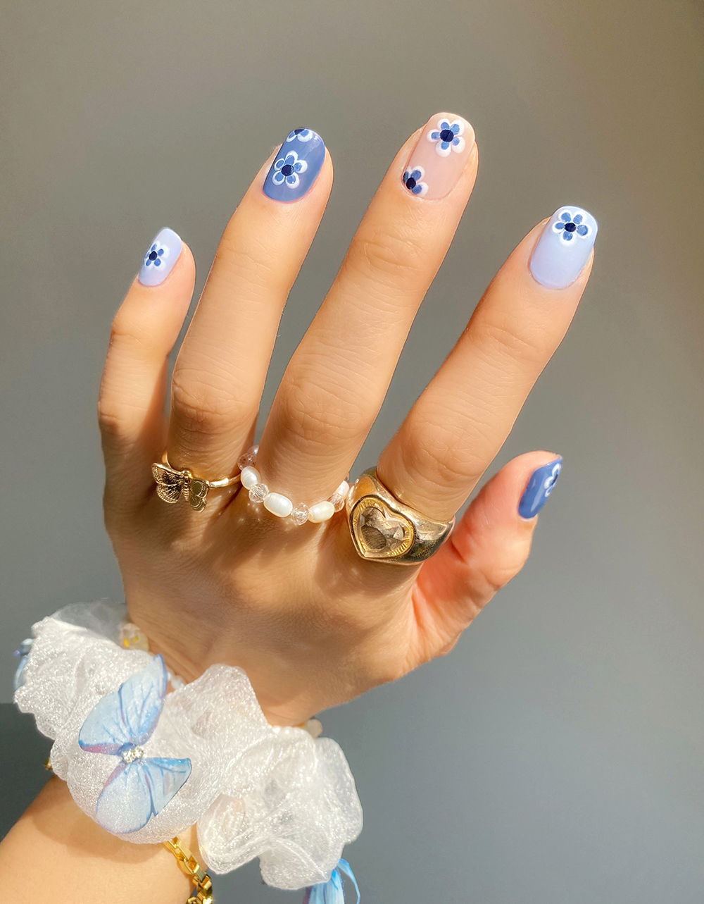 nail màu xanh dương nhạt đắp hoa sang trọng