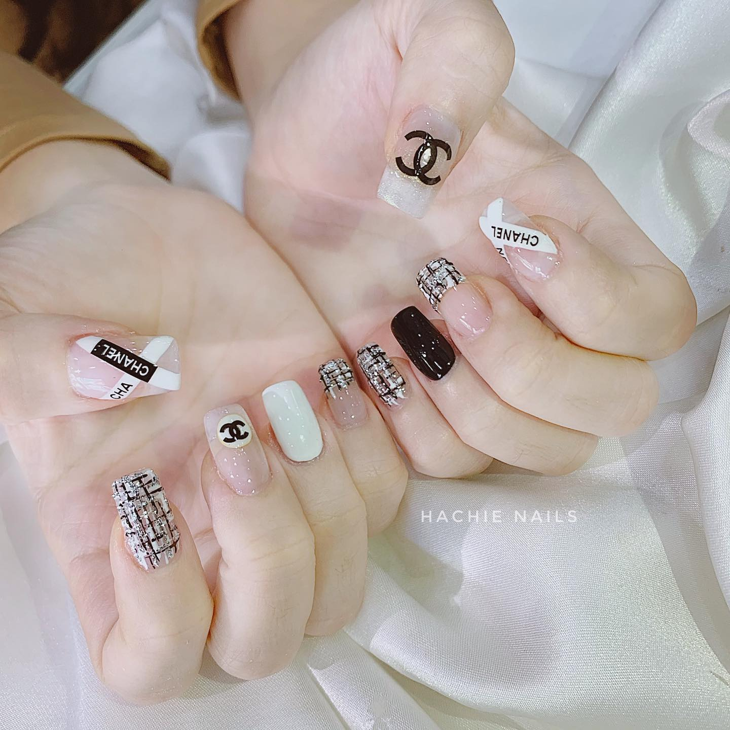 Mẫu nail Chanel cho móng vuông sành điệu
