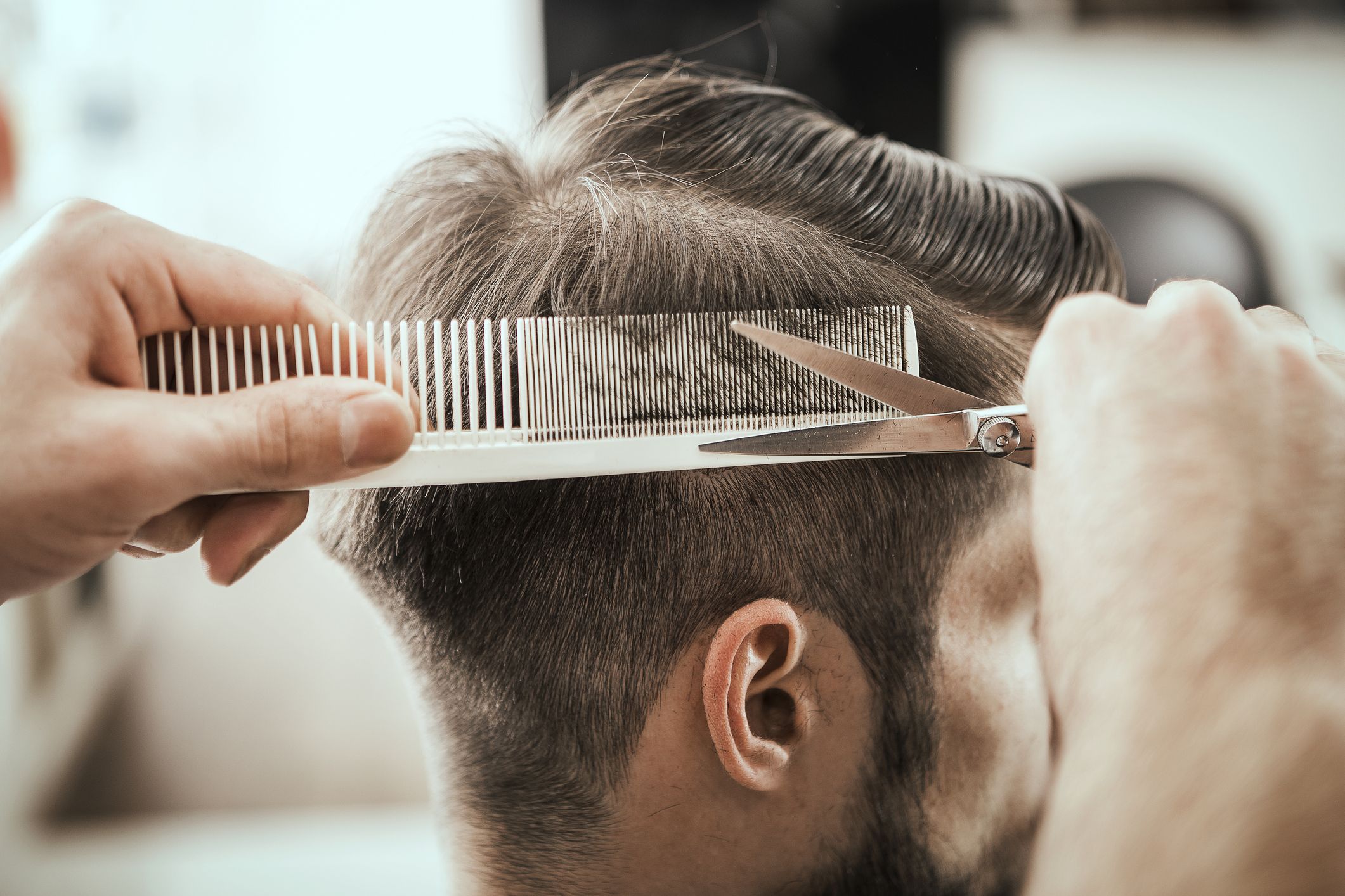 Tóc layer nam là kiểu tóc có nhiều lớp so le với phần tóc 2 bên mai, phần gáy cắt không quá