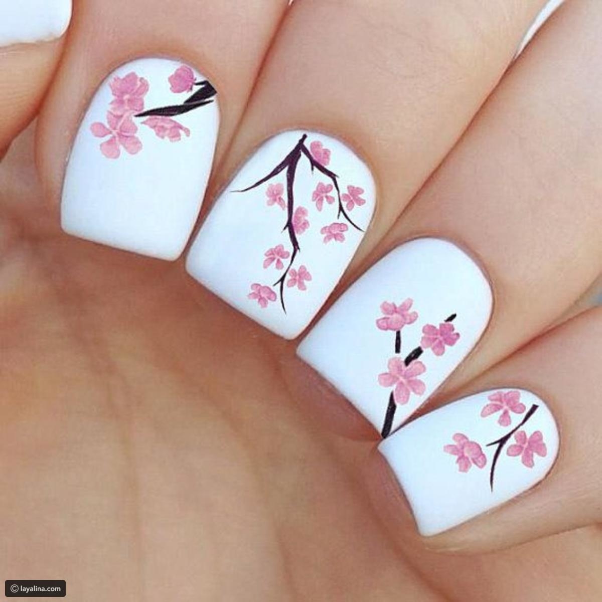 Những mẫu nail màu trắng sữa kết hợp vẽ hoa nhí