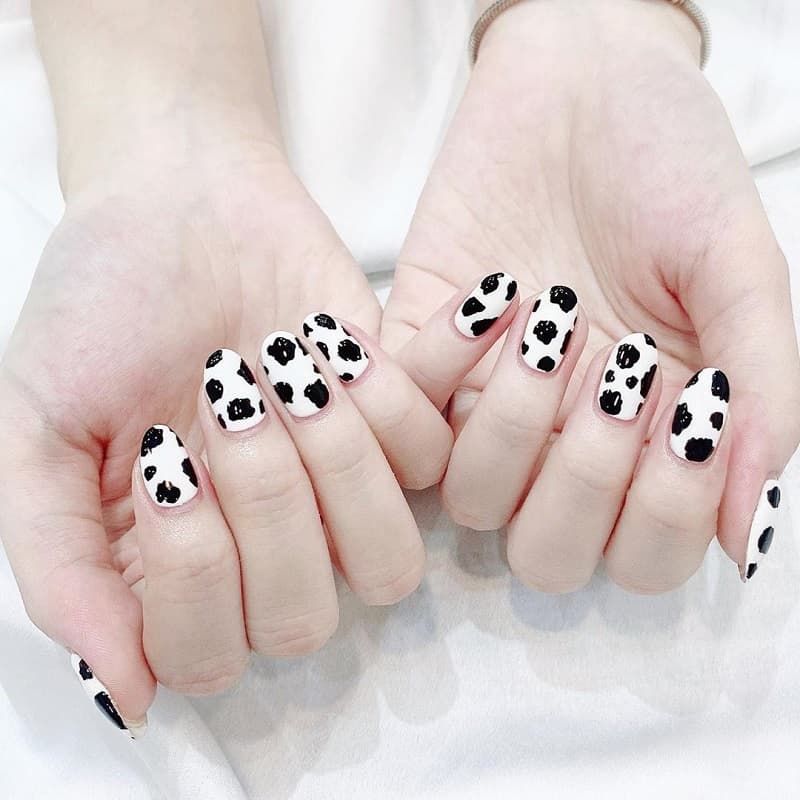 Mẫu nail xinh cute đơn giản họa tiết bò sữa