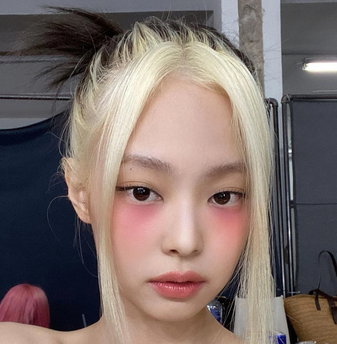Nhuộm tóc highlight màu bạch kim của Jennie