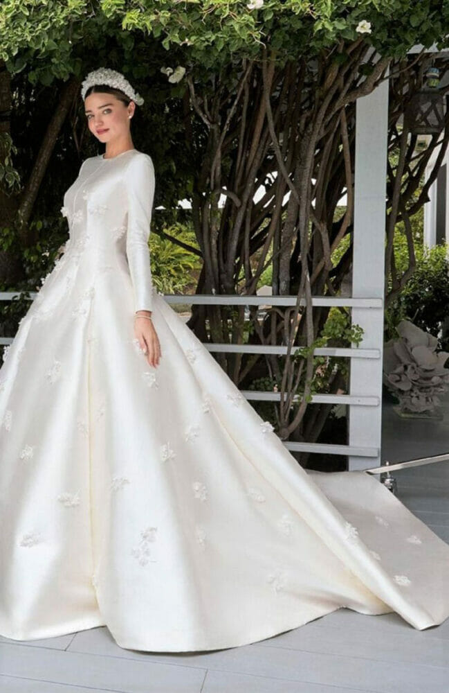 Ngắm từng chi tiết chiếc váy cưới của Angela Baby được Dior may riêng