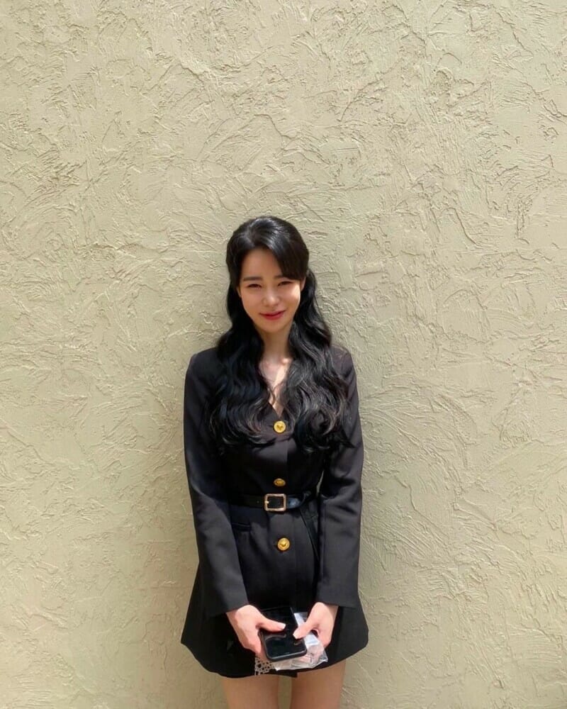 Áo dạ tweed dáng dài đen thanh lịch của Lim Ji Yeon